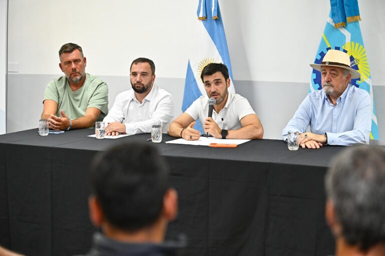 Torres encabezó la licitación de la obra del conducto pluvial de descarga al mar en Comodoro Rivadavia