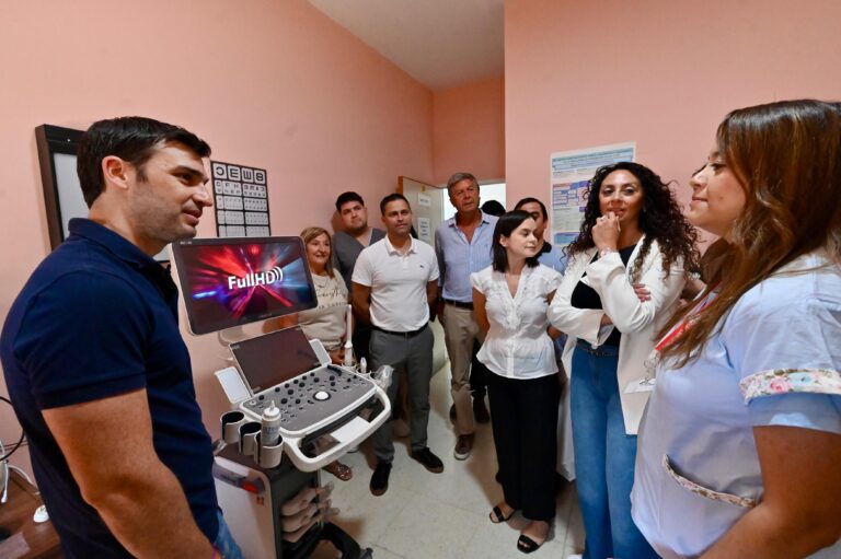 Provincia entregó un ecógrafo de última generación al Hospital de Camarones