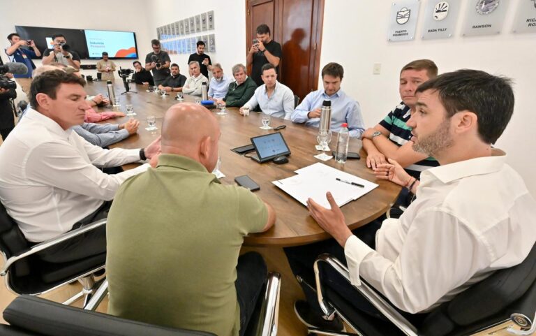 Torres encabezó la conformación de la Mesa de Desarrollo Pesquero y confirmó que elevará a Nación propuestas para eliminar las retenciones y proteger el recurso en la Milla 201