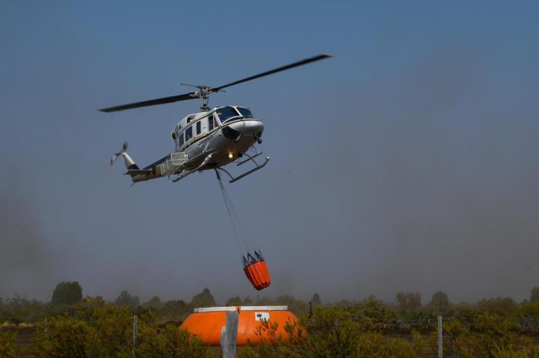 Continúa el operativo con medios aéreos y cientos de brigadistas para combatir los incendios forestales en la Cordillera