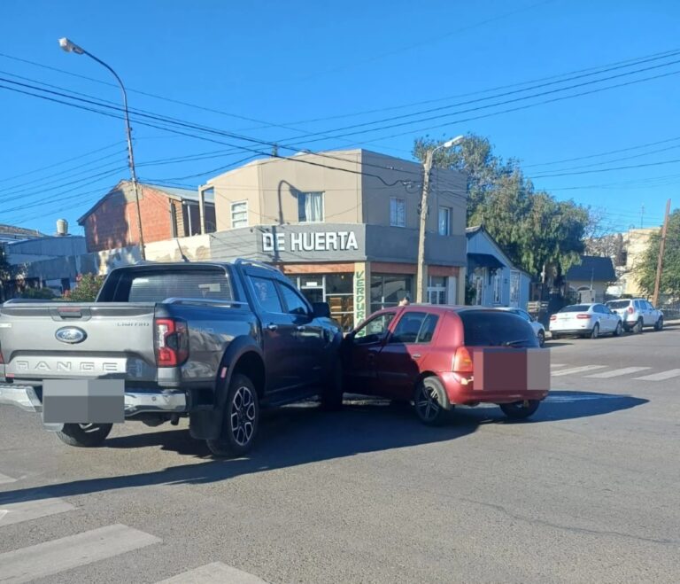 Una joven fue trasladada al hospital luego de un choque en Alsina y Dorrego