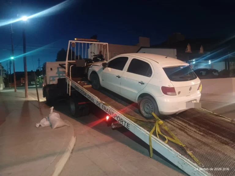 Fuerte accidente entre un auto y una moto en Km 3: una mujer resultó con una fractura expuesta