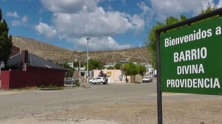 Vecinos del barrio Divina Providencia alertan por el mal estado de los juegos de plaza y por constantes movimientos del terreno en la zona norte de Comodoro