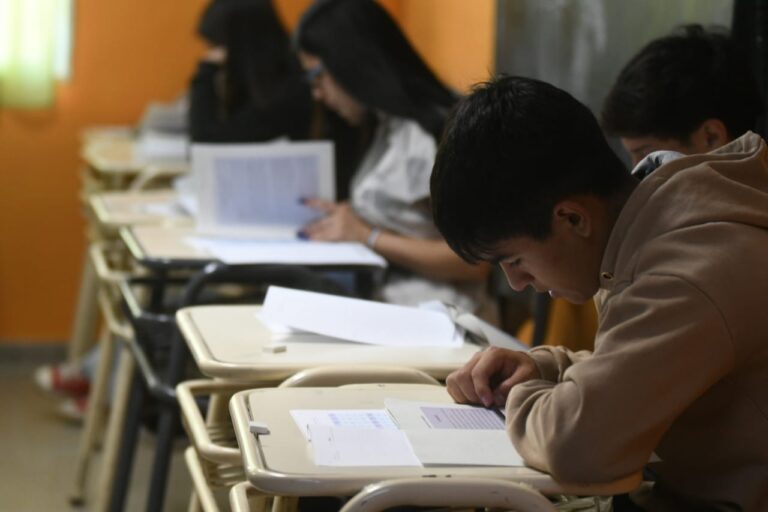 Educación informa sobre otorgamiento de becas al mérito académico en tecnicaturas superiores de Comodoro Rivadavia