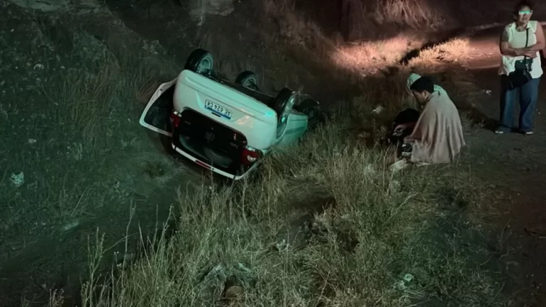 Dos hombres heridos tras un despiste y vuelco en Comodoro