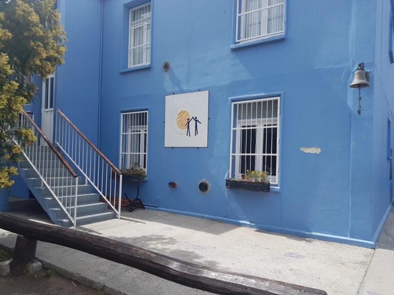 Alumnos incendiaron un portarollo y provocaron humo en la Escuela del Sol