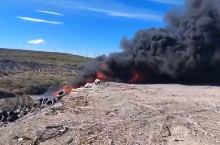 Densa columna de humo por quema de cubiertas generó preocupación en Comodoro