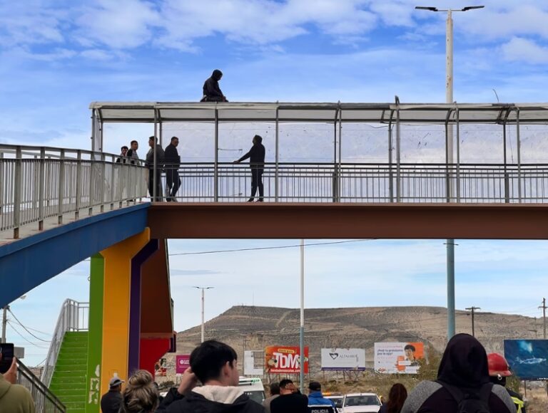Tensión en Comodoro: tras más de tres horas, lograron que un hombre bajara del puente