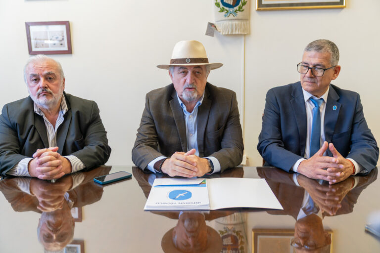 Othar recibió el informe sobre el Cerro Hermitte y proyecta nuevas normas urbanas para prevenir riesgos