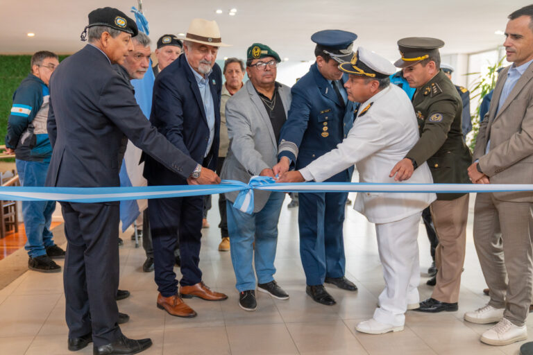 El intendente acompañó la  inauguración de la Muestra estática de Malvinas