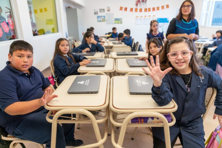 Othar entregó notebooks a la Escuela Municipal N° 2006