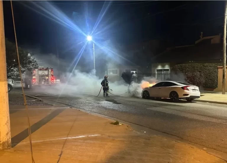 Incendiaron un auto en barrio Pueyrredón y hallaron una botella con combustible