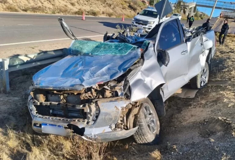 Impresionante vuelco en el ingreso a Rada Tilly: rescataron a un conductor atrapado