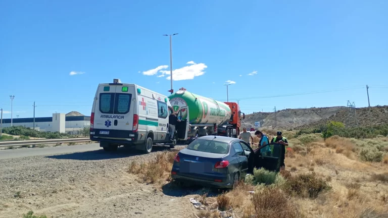 Choque entre un camión y un auto frente al Predio Ferial generó asistencia médica en el lugar