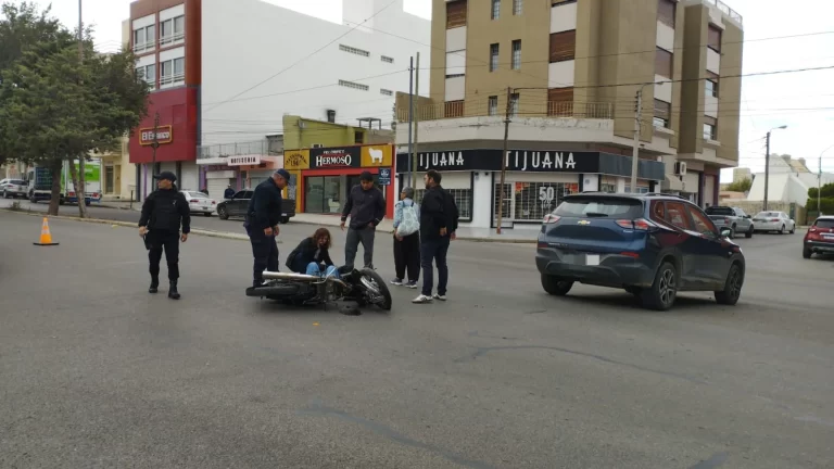 Colisión entre un auto y una moto en avenida Kennedy: el motociclista fue trasladado al hospital