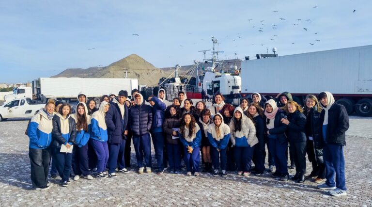 Estudiantes de nivel secundario recorrieron el Puerto de Comodoro y se interiorizaron sobre la reactivación del Astillero