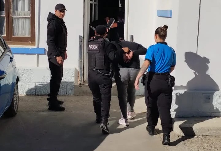 Robaron mercadería en tres comercios y fueron detenidos tras persecución en Km 3