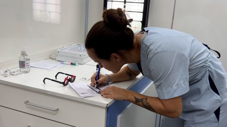 Más de 2.100 estudiantes ya recibieron anteojos a través del programa “Ver para ser libres”