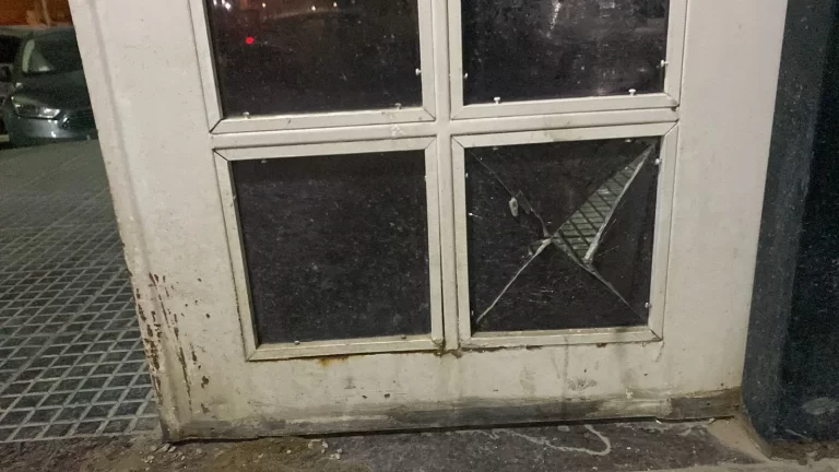 Fue a la Comisaría Séptima a los piedrazos: rompió un vidrio y terminó detenido