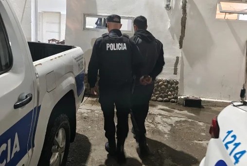 Detuvieron a un hombre tras destrozar el auto de su expareja en plena vía pública