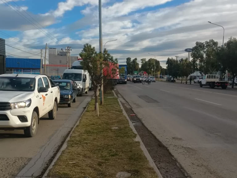 Misterioso episodio en pleno centro: un joven pidió ayuda y huyó en un auto en movimiento
