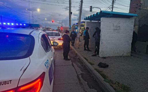 Pelea en una garita de colectivo terminó con un herido de arma blanca y cuatro demorados en Avenida Polonia