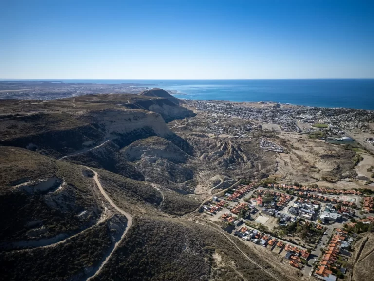 Tras abrir un camino de 3 kilómetros, preparan el tapado de grietas en el cerro Hermitte
