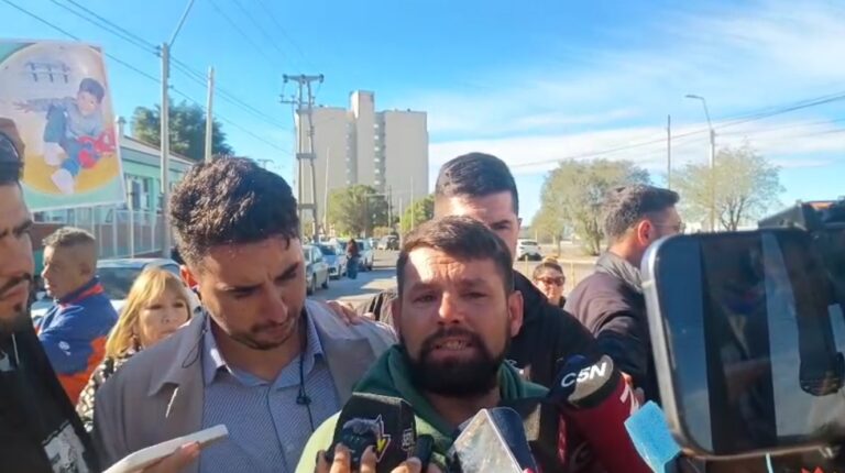​»A mi hijo lo entregué con vida y me lo devolvieron muerto»: El desgarrador pedido de justicia de Luis frente a la Ciudad Judicial