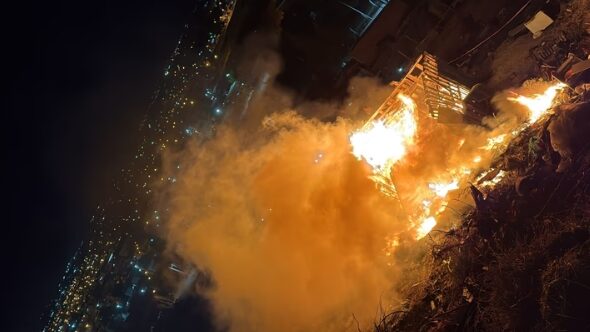 Un impactante incendio destruyó una casa de madera en la Zona de Quintas de Comodoro