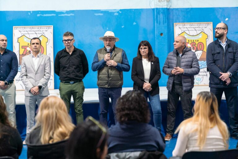 Othar concretó la entrega de más de 341 millones en aportes del FAEM destinado a 84 escuelas