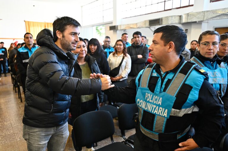 Soluciones habitacionales y alivio fiscal: ante vecinos de El Maitén, Torres anunció importantes medidas para la Comarca Andina