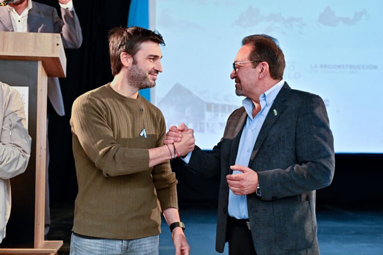 En el aniversario de Lago Puelo, Torres entregó viviendas a vecinos y anticipó la pronta finalización de la ampliación del Hospital y un Centro de Convenciones para la localidad