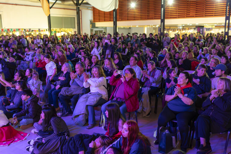 Multitudinaria convocatoria en el regreso de la «Noche de Pioneros»