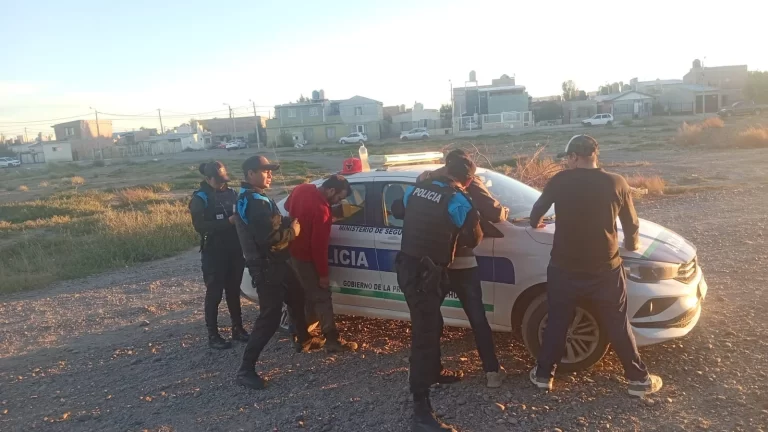Cayó un hombre con pedido de captura tras intentar ocultarse de la policía en Kilómetro 8