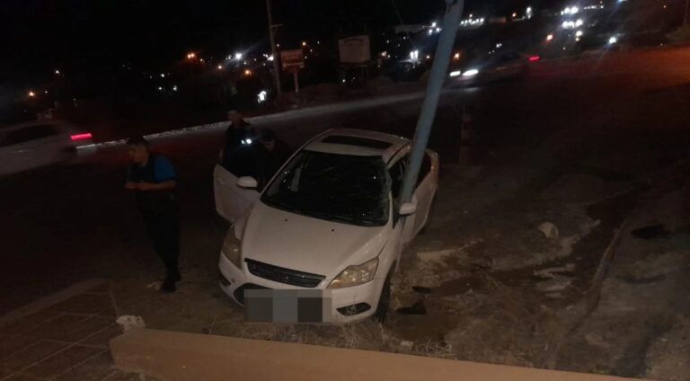 Perdió el control del auto y chocó contra una columna en el barrio Roque González