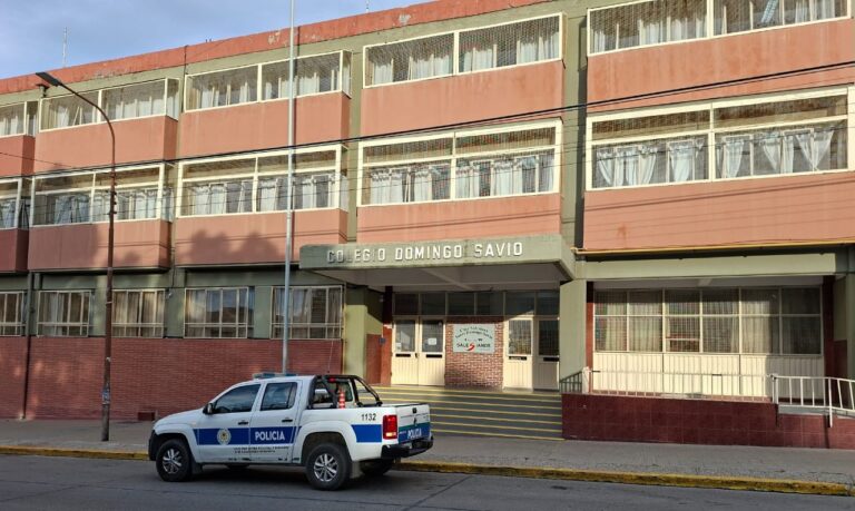 Alerta en el Colegio Domingo Savio: Protocolos de seguridad tras amenazas de tiroteo en Comodoro Rivadavia
