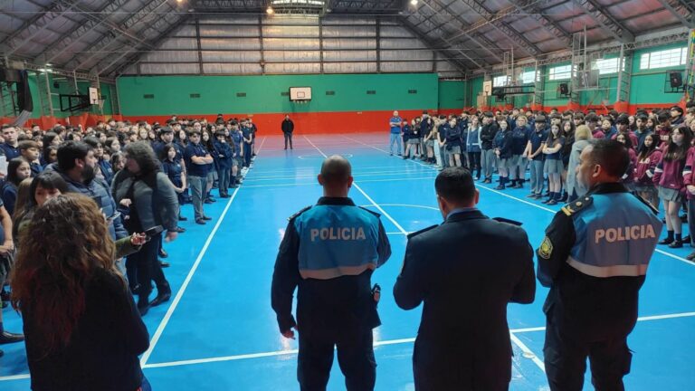 La Policía realizó charla en Domingo Savio: «Se trabajó en garantizar la seguridad junto al dictado de clase»