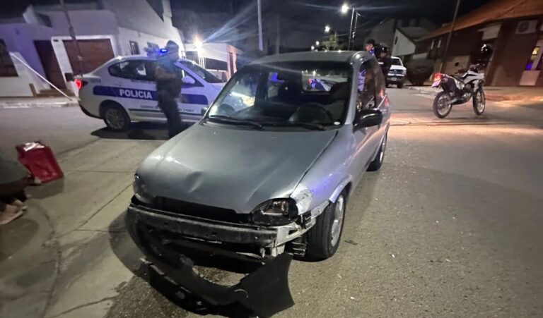 Una motociclista terminó hospitalizada tras chocar con un auto