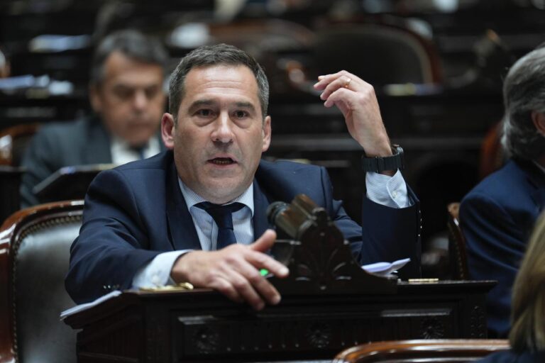 LUQUE ADVIRTIÓ SOBRE EL RIESGO DEL ENDEUDAMIENTO QUE QUIERE COLOCAR EL GOBIERNO DE CHUBUT: “SE ESTÁ HIPOTECANDO EL FUTURO DE LA PROVINCIA”