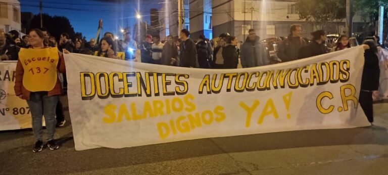 Docentes autoconvocados marchan con antorchas en Comodoro por mejoras salariales