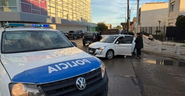 Dos vehículos chocaron en Bouchardo y Saavedra: un menor estaba entre los ocupantes