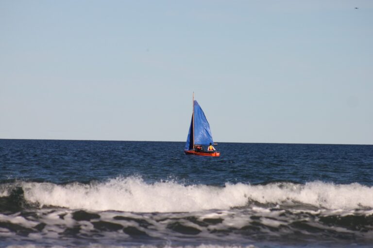 El Club Náutico Rada Tilly expande su flota: botadura del «Asier» y apuesta a la formación de adultos