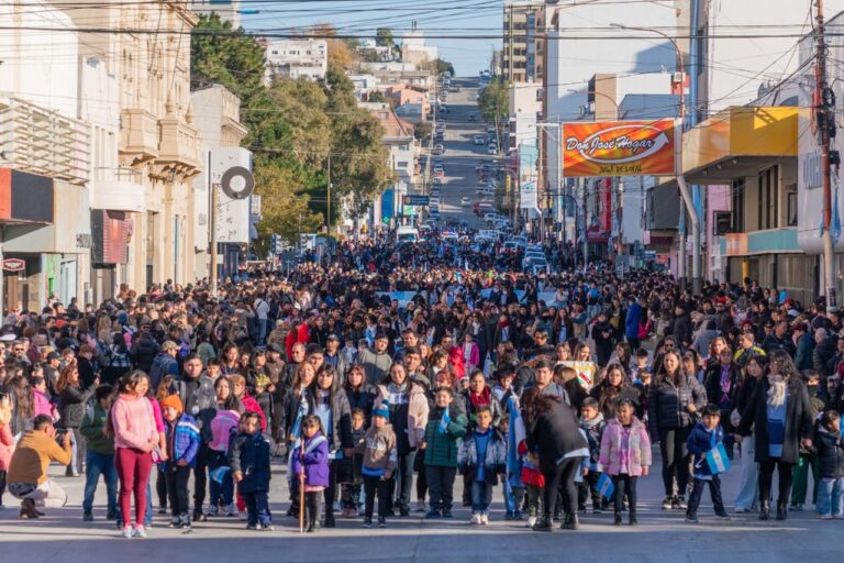 Macharashvili presidio el tradicional desfile por el Dia de la Patria ante una gran convocatoria