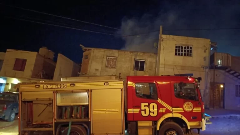 Un hombre quedó en terapia intensiva tras intentar rescatar a su hermana de un incendio