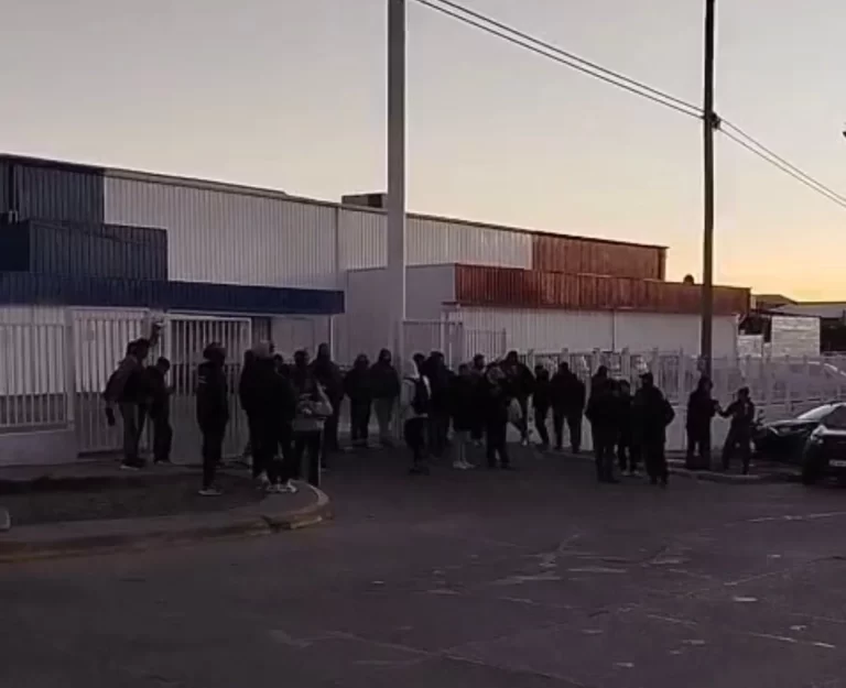 Protesta de vigiladores frente a Maxiconsumo por la posible eliminación del servicio