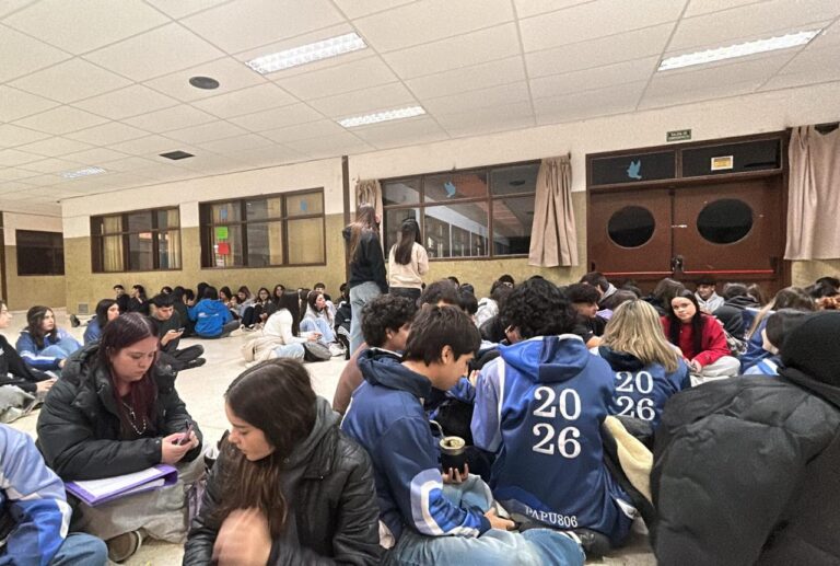 Escuela 718 inició la semana con una sentada ante el «silencio» de la dirección
