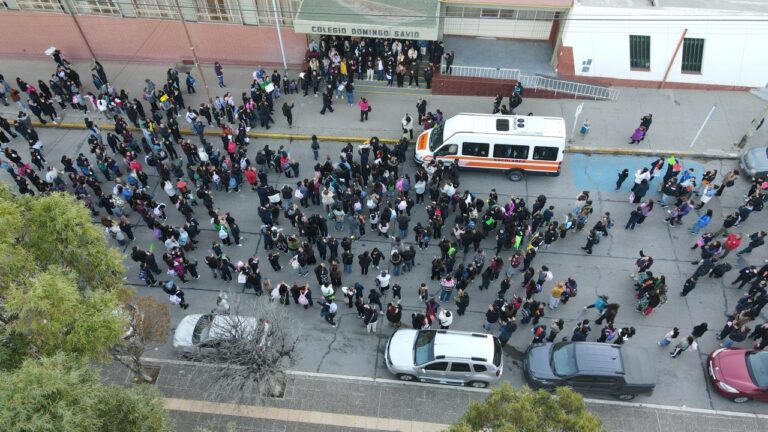 Abrazo simbólico en el Colegio Domingo Savio: la educación salesiana se suma al reclamo educativo en Chubut