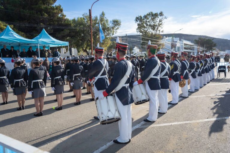 Rada Tilly conmemoró el Día de la Bandera con la Promesa de Lealtad y un multitudinario desfile cívico-militar
