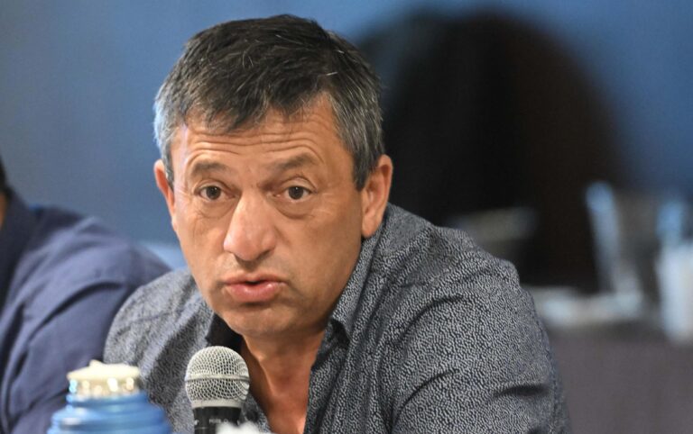 Transferencia de bienes de YPF: Reyes consideró como «un acto de justicia» que clubes de Comodoro Rivadavia tengan las tierras a su nombre