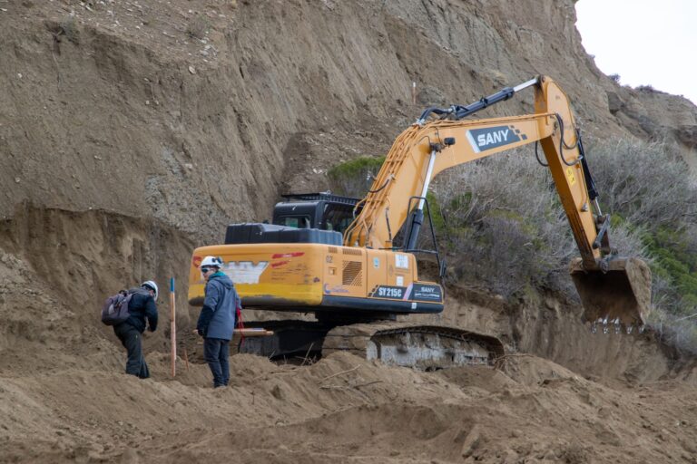 Con maquinaria municipal, comenzaron los trabajos de estabilización del cerro Hermitte